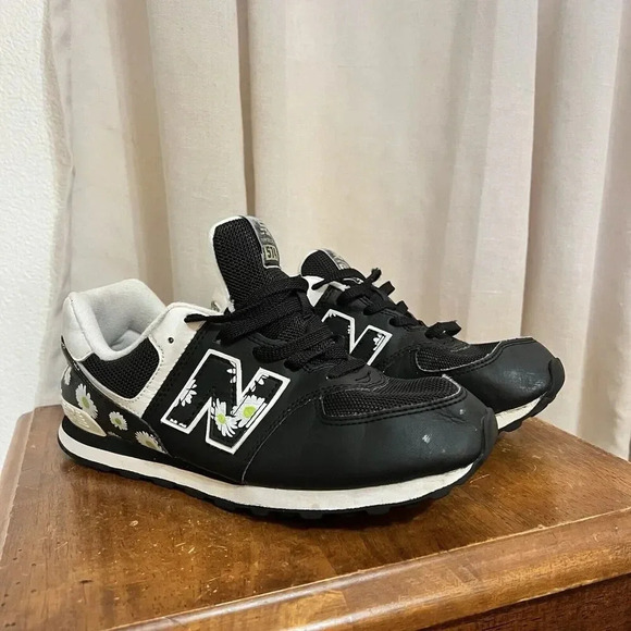 New Balance Running Sneakers Shoe 574-GC574FP1 Florals Black Womens Daisy Sz 6 W - Picture 2 of 9